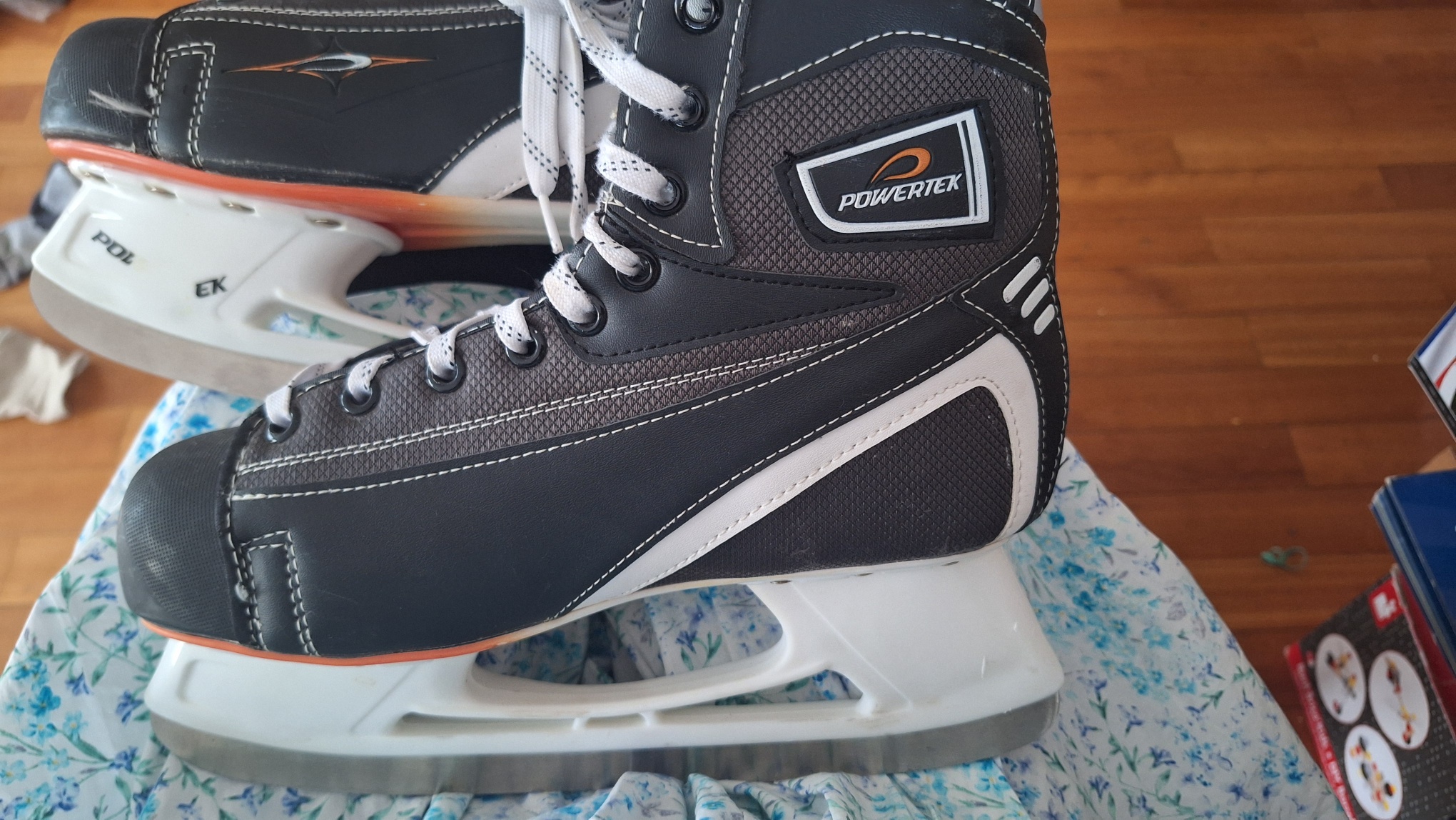 8 号男生滑冰鞋，25$二手买卖_蒙特利尔分类信息_蒙城汇- www.mengchenghui.com, image size:2040x1148